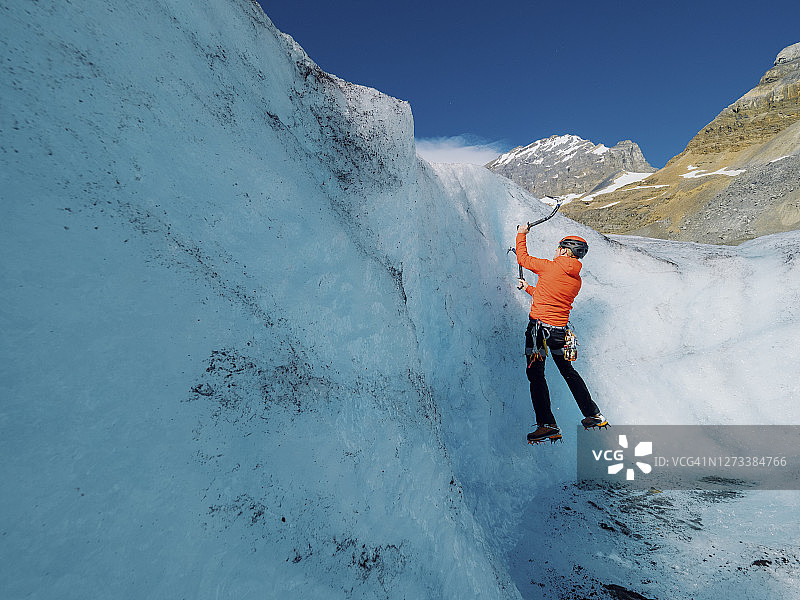 一人攀登陡峭冰川图片素材