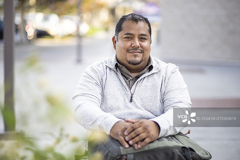 西班牙裔美国退伍大学生肖像图片素材