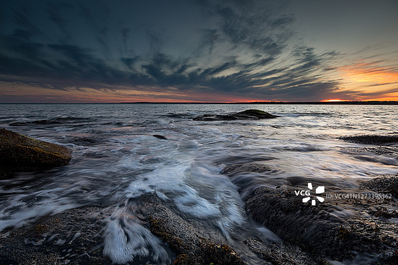 詹姆斯敦比弗泰尔州立公园海岸线的日落图片素材