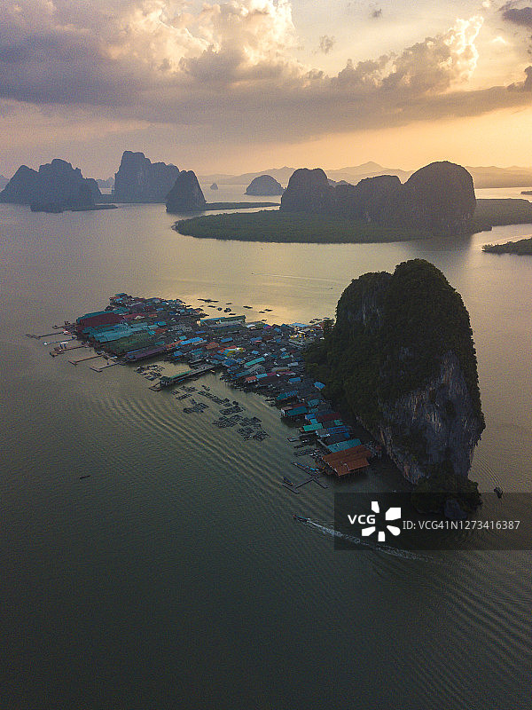 泰国攀牙湾“邦伊岛”水上渔村航拍图片素材