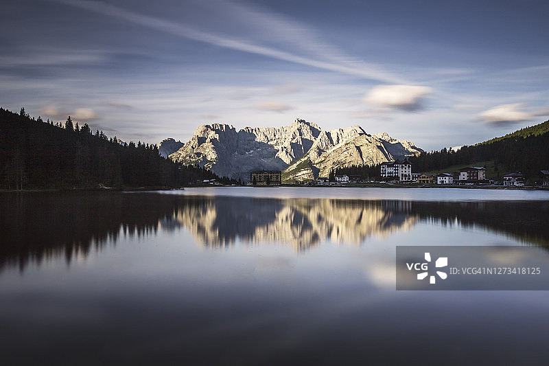 意大利多洛米蒂米苏里纳湖的清晨长曝光图片素材