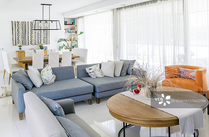 配有家具的客厅室内设计图片素材