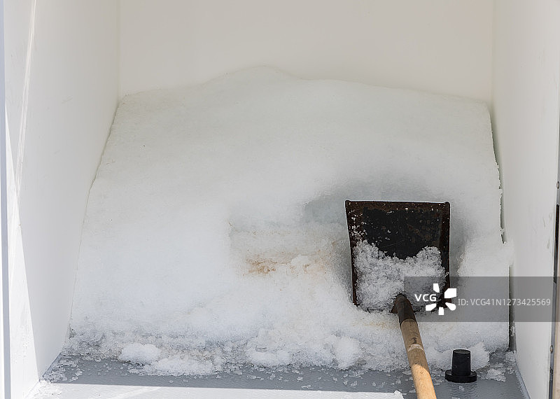 装有冰和铲子的容器图片素材