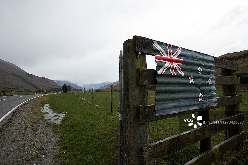 驶向阿斯帕林山国家公园的新西兰国旗图片素材