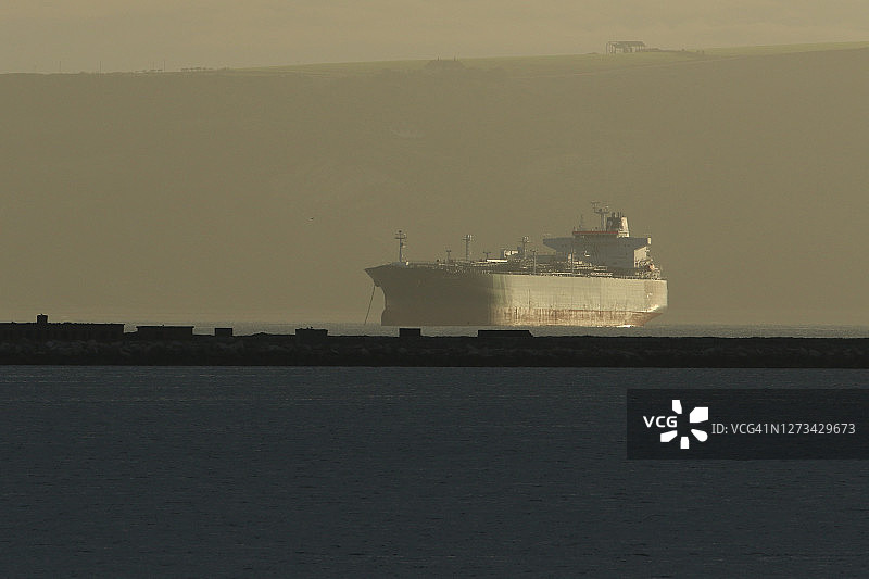 在新冠疫情期间停泊在波特兰港的油轮图片素材