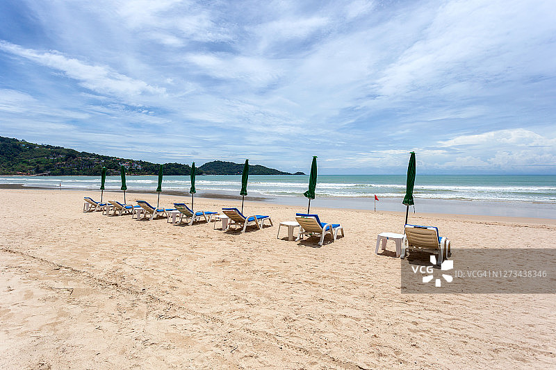 芭东海滩上的沙滩椅和遮阳伞图片素材