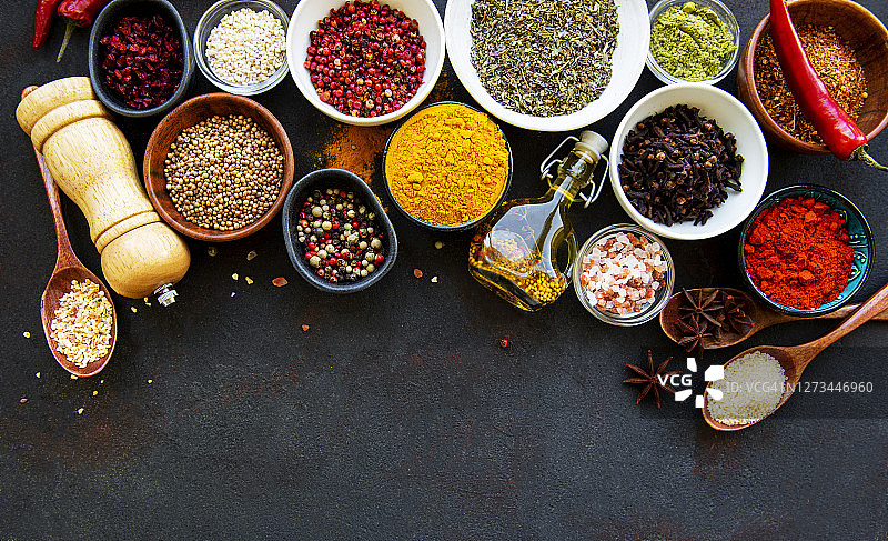 黑色背景上的各种香料图片素材