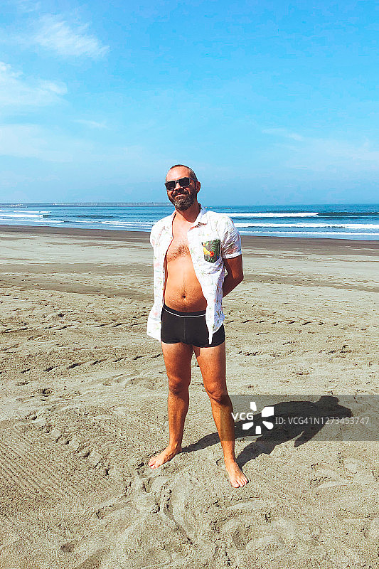 在海滩上快乐的中年男人图片素材