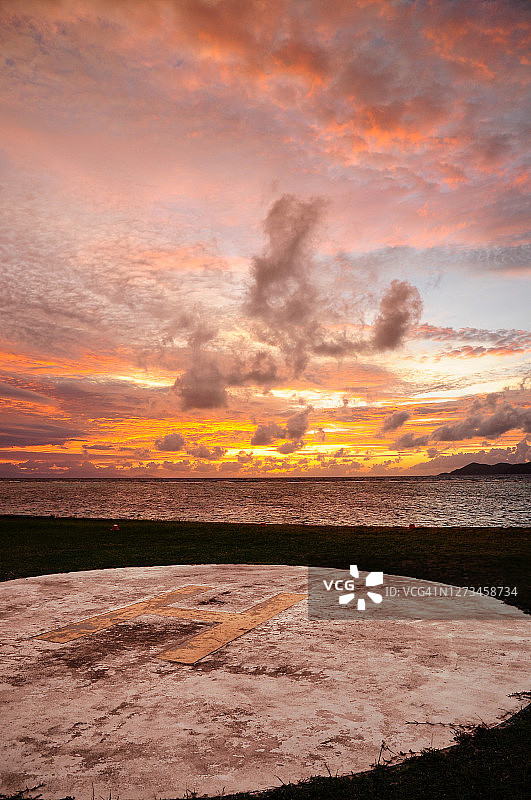 热带气候区风景日落中的直升机停机坪图片素材