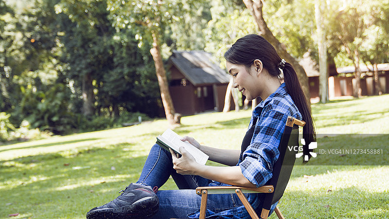 在田野的露营椅上的女人图片素材