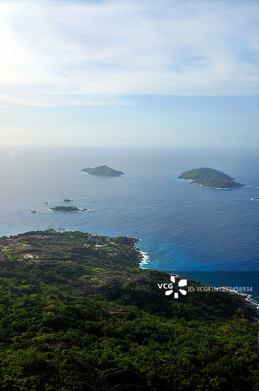 塞舌尔拉迪格岛内岛上空夏季蓝天航拍全景图片素材
