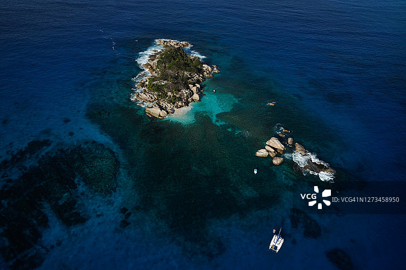 塞舌尔可可岛夏季蓝色天空航拍全景图片素材