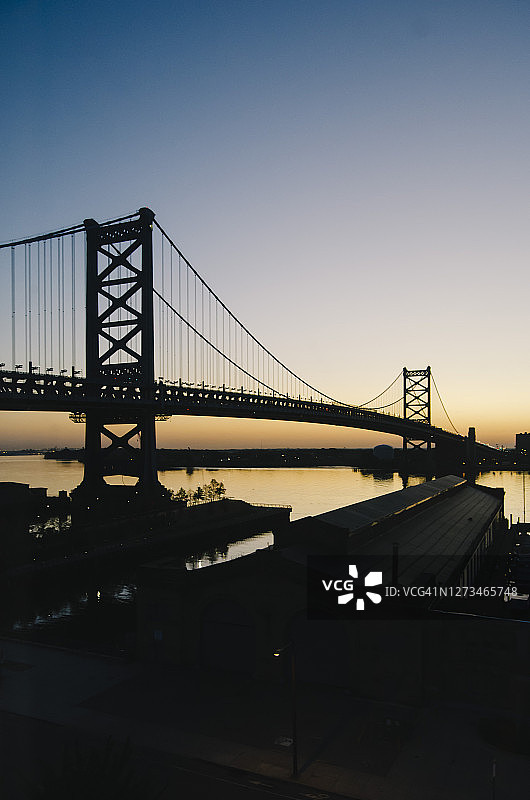 日出时分的本·富兰克林大桥 - 美国宾夕法尼亚州费城图片素材