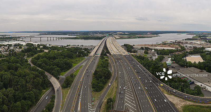 航拍：新泽西州拉里坦河上的德里斯科尔州长桥入口大型立交图片素材