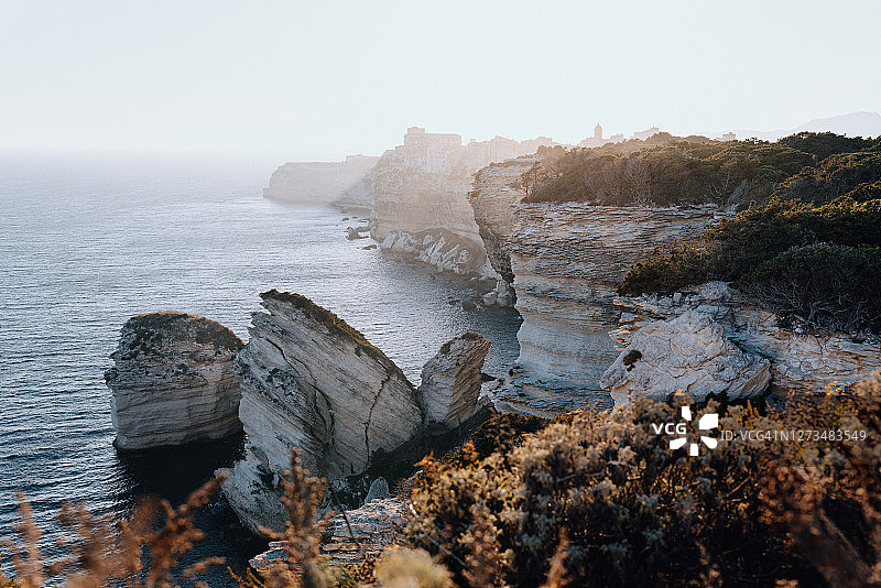 博尼法乔，科西嘉岛，法国。悬崖和小镇上空的日落图片素材