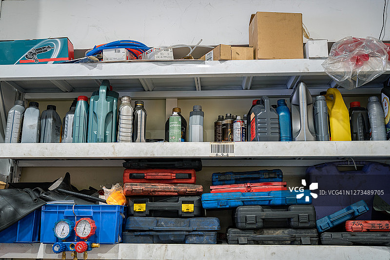 货架上的润滑油和配件图片素材