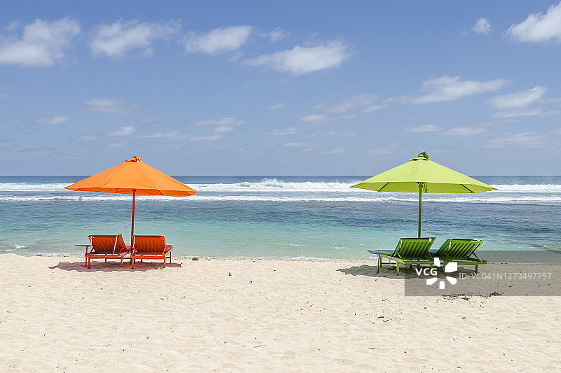 中国巴厘岛库塔海滩上的躺椅图片素材