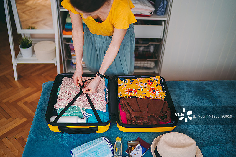 旅行行李箱打包，新冠疫情概念图片素材