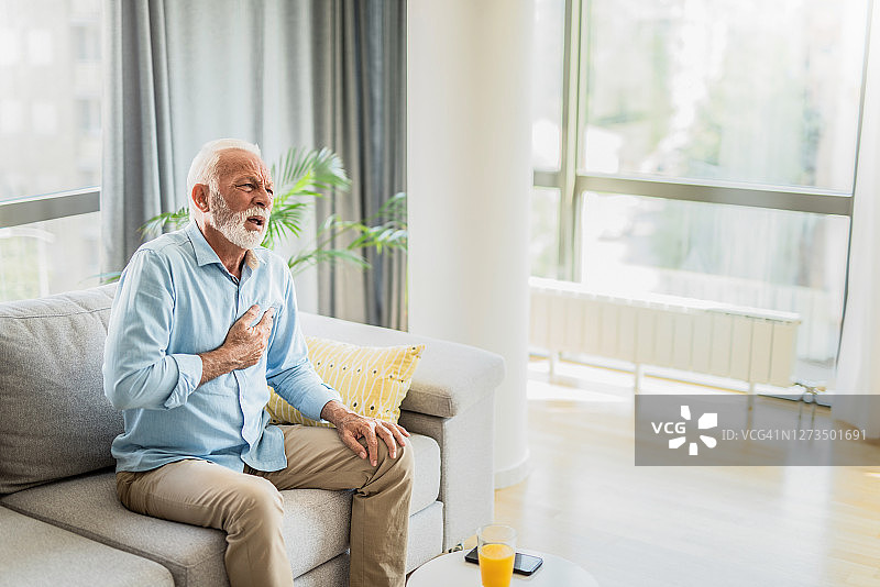 年长的男人胸痛图片素材