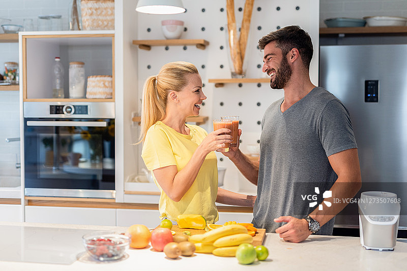 快乐的中年夫妇饮用健康果汁图片素材