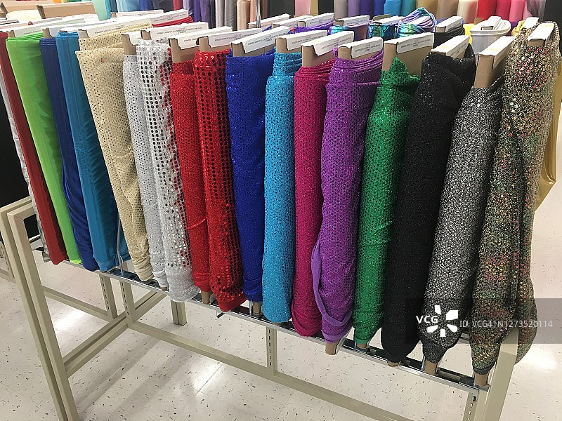 纺织工艺品店中的面料展示图片素材