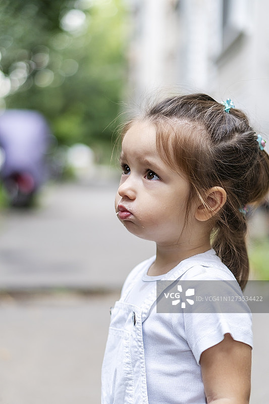 户外小女孩肖像图片素材