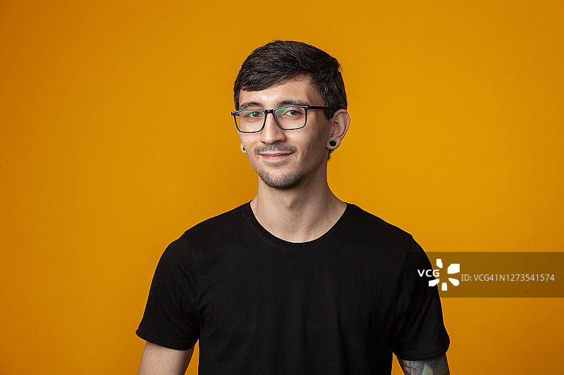 25岁男人的影棚肖像图片素材