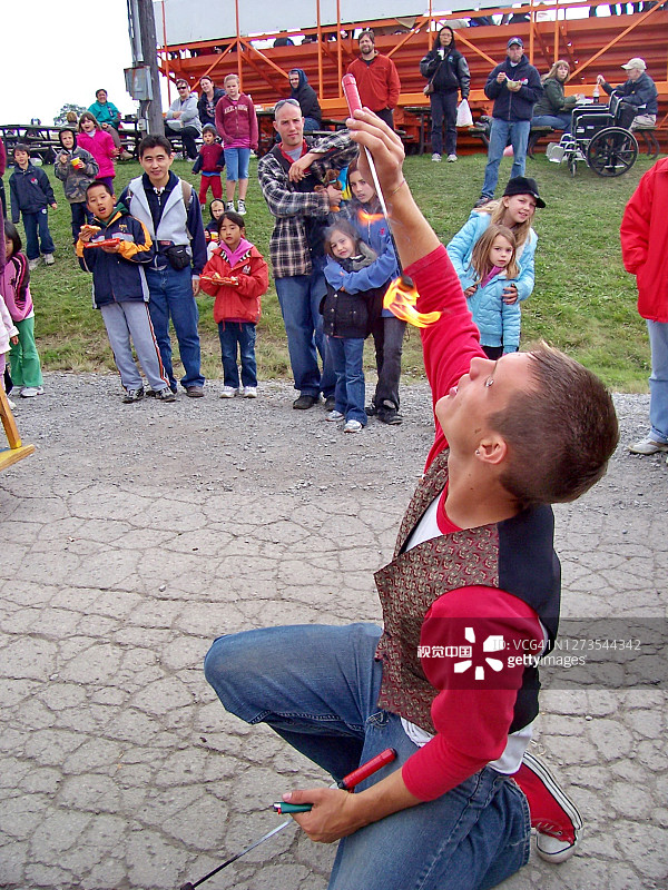 在加拿大多伦多万锦市集市上表演喷火的街头艺人图片素材