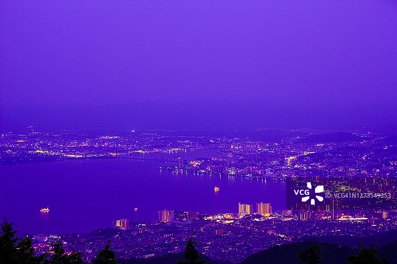 从比叡山眺望大津市和琵琶湖的夜景图片素材