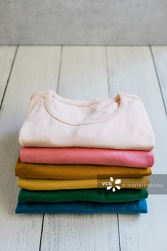 堆放的彩色T恤图片素材