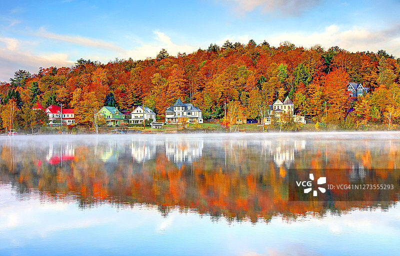 纽约萨拉纳克湖的秋天图片素材
