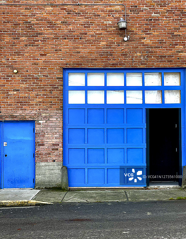 对比：打开和关闭的门图片素材