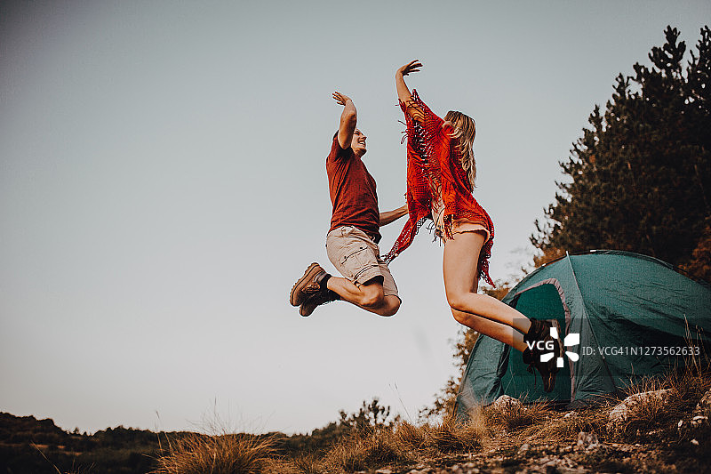 跳跃的快乐年轻露营者图片素材