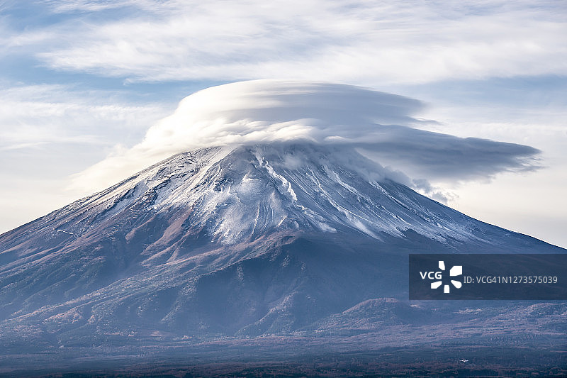 秋季河口湖富士山顶部的荚状云图片素材