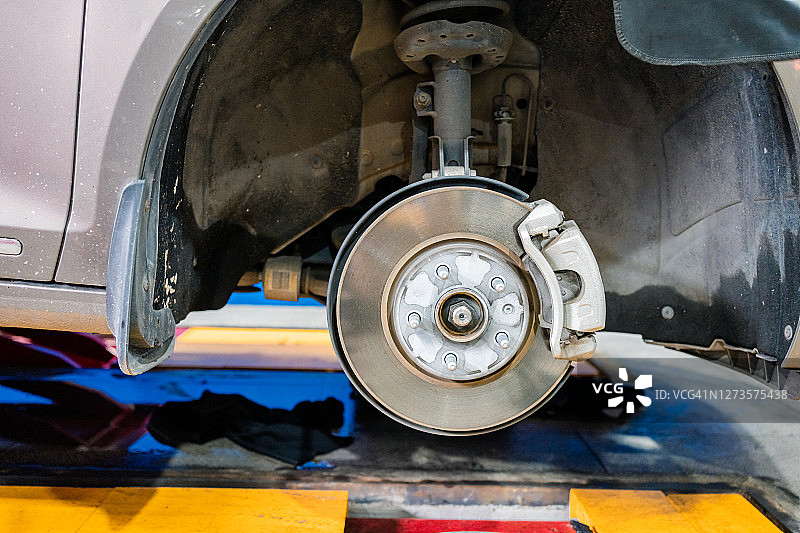 一辆轮胎被卸掉的汽车图片素材