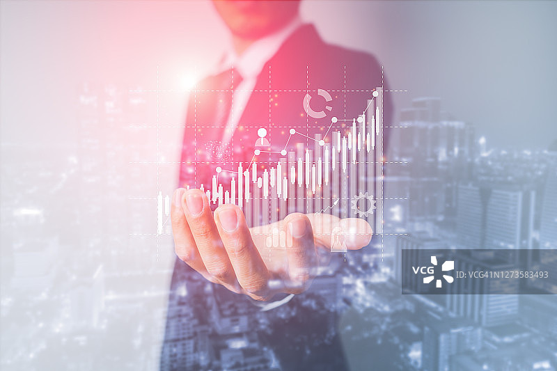 年轻的商人们正在规划经济投资和投资未来。图片素材