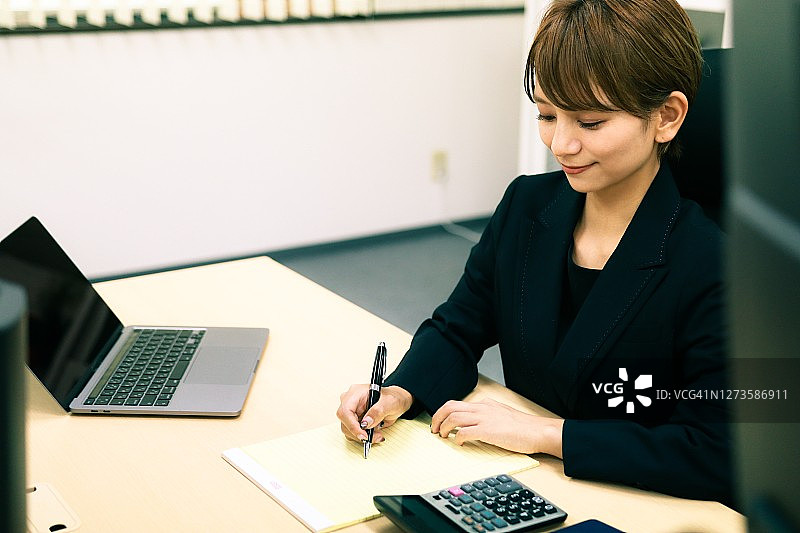 女人填写所得税申报表图片素材