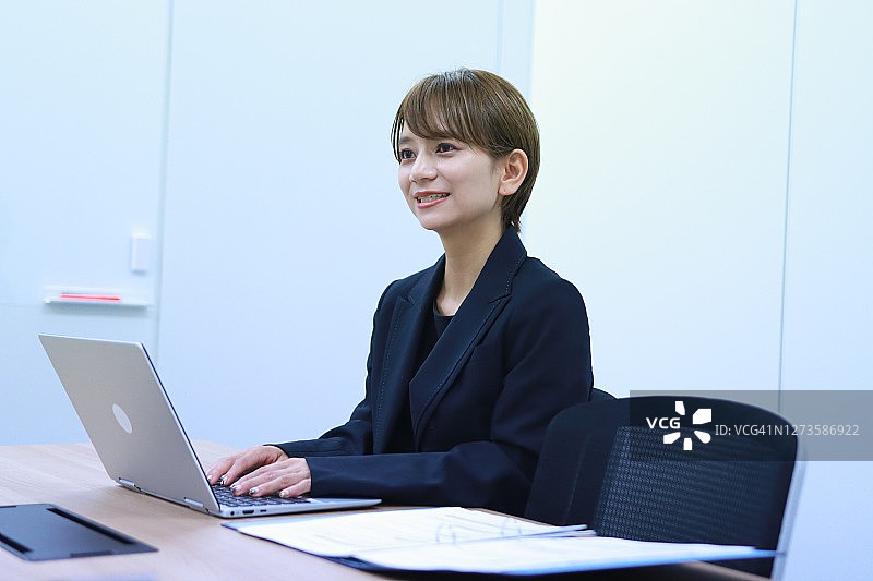 亚洲女商人与客户洽谈肖像图片素材