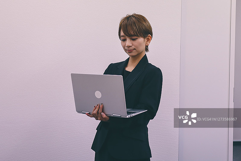 亚洲女性律师助手肖像图片素材