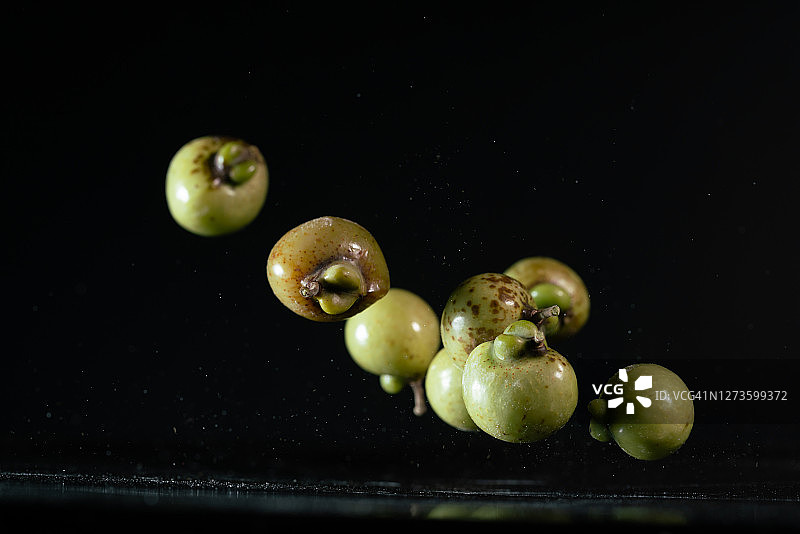 高速同步拍摄的空中飞舞的无患子图片素材