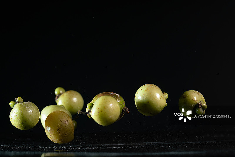 高速同步拍摄的空中飞舞的无患子图片素材