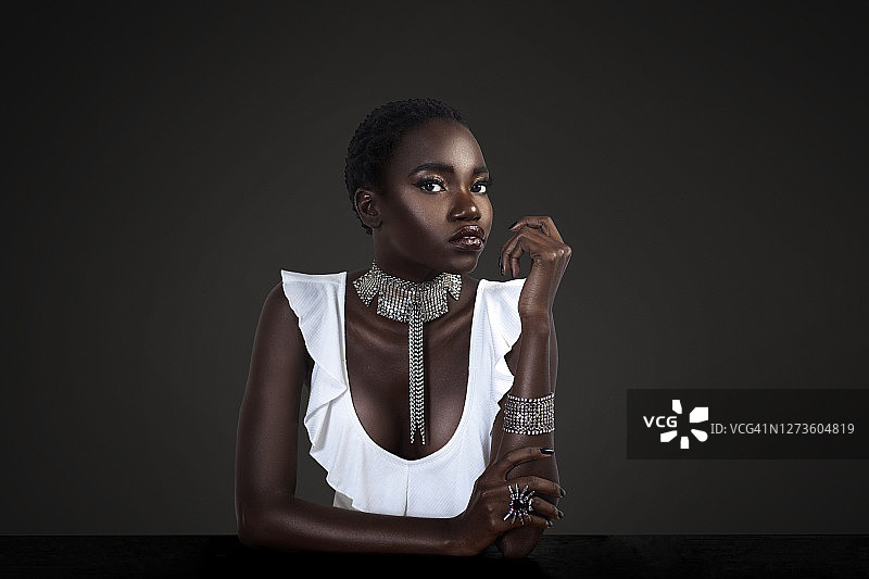 酒吧里干净而宁静的黑人女性图片素材