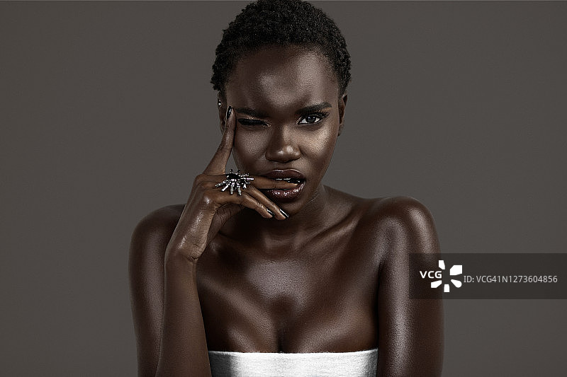 佩戴黑色珠宝的女士图片素材