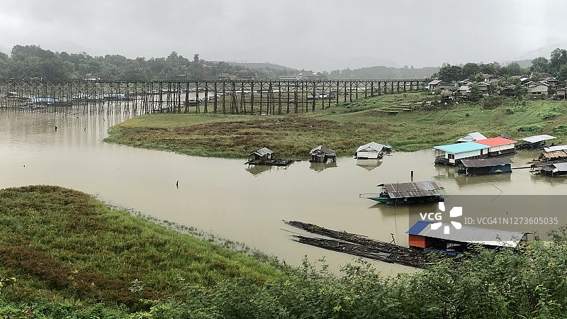 泰国桑卡拉武里乡村风光：宋卡利亚河畔的小海湾，可欣赏著名的孟桥和孟族村庄图片素材