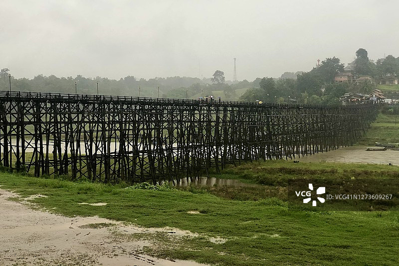 桑卡拉武里乡村风光：泰国最长木桥图片素材
