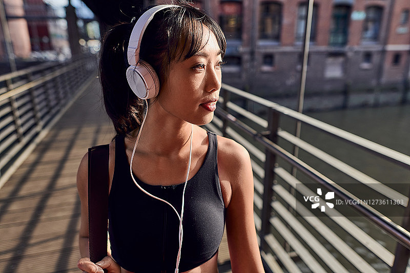 去健身房路上的年轻亚裔女性图片素材