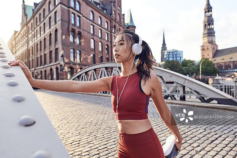 年轻亚洲女性在城市中锻炼图片素材