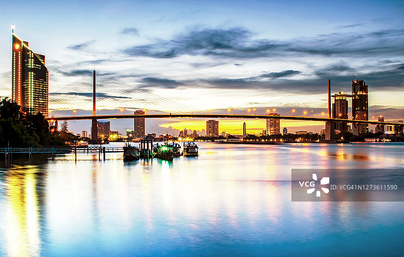 曼谷拉玛九世大桥与昭披耶河上的船只图片素材