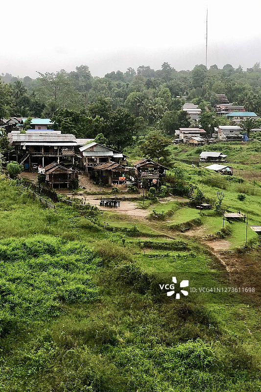 桑卡拉布里乡村风光：莫恩族人的村庄坐落在绿色山丘上图片素材