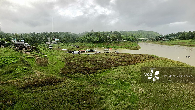 桑卡拉布里乡村风光：莫恩族人的村庄坐落在绿色山丘上图片素材